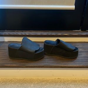 Black espace platform mule